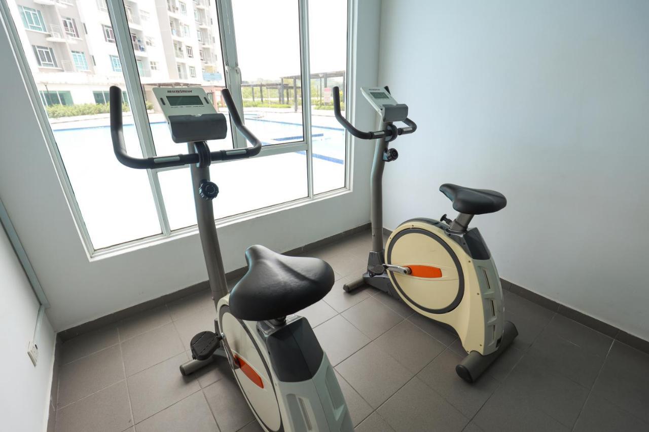 Cozy 3-Bedroom Condo With Pool - Seri Kembangan Zewnętrze zdjęcie