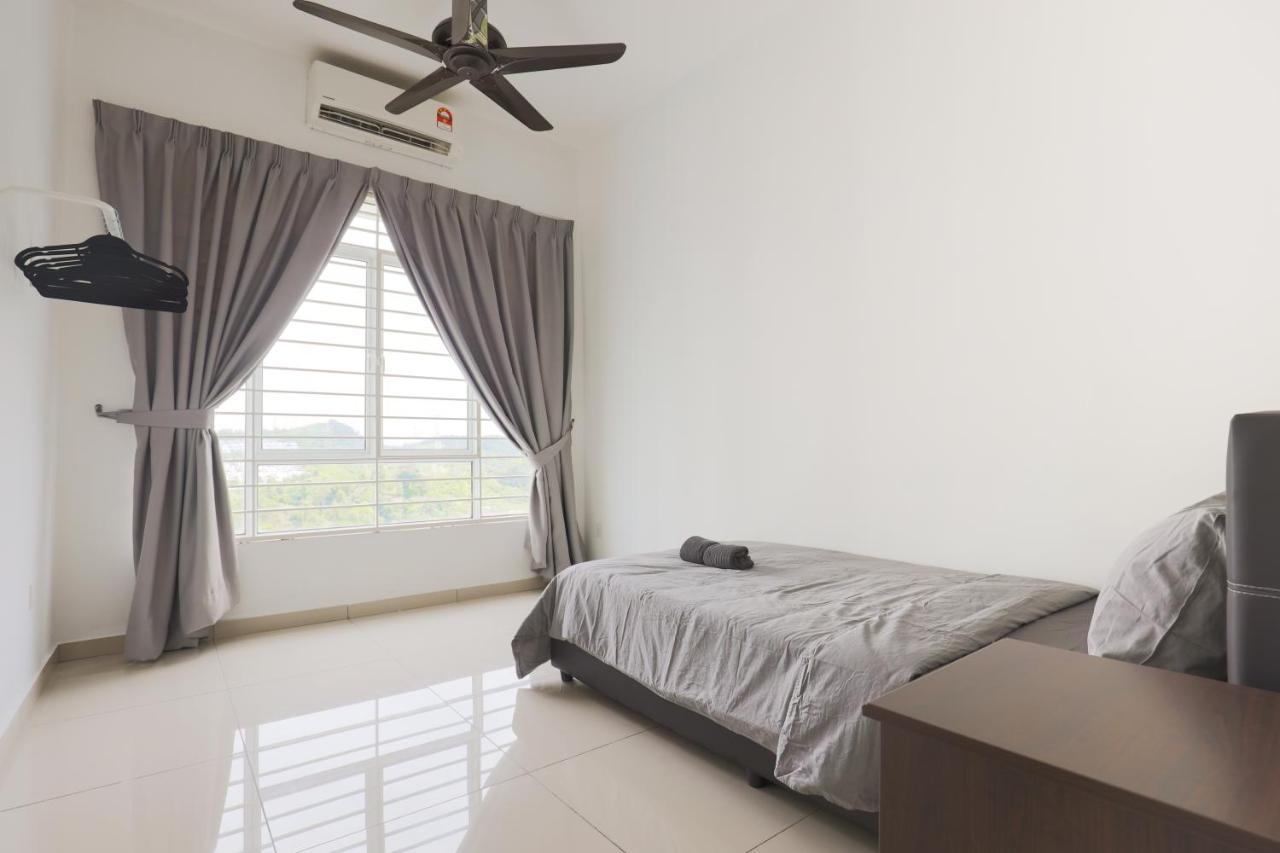 Cozy 3-Bedroom Condo With Pool - Seri Kembangan Zewnętrze zdjęcie