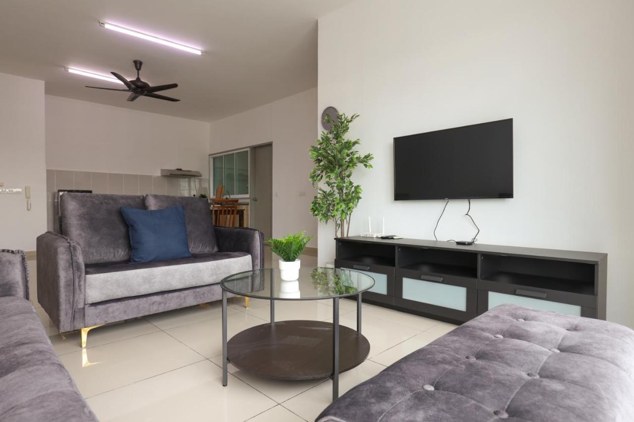 Cozy 3-Bedroom Condo With Pool - Seri Kembangan Zewnętrze zdjęcie