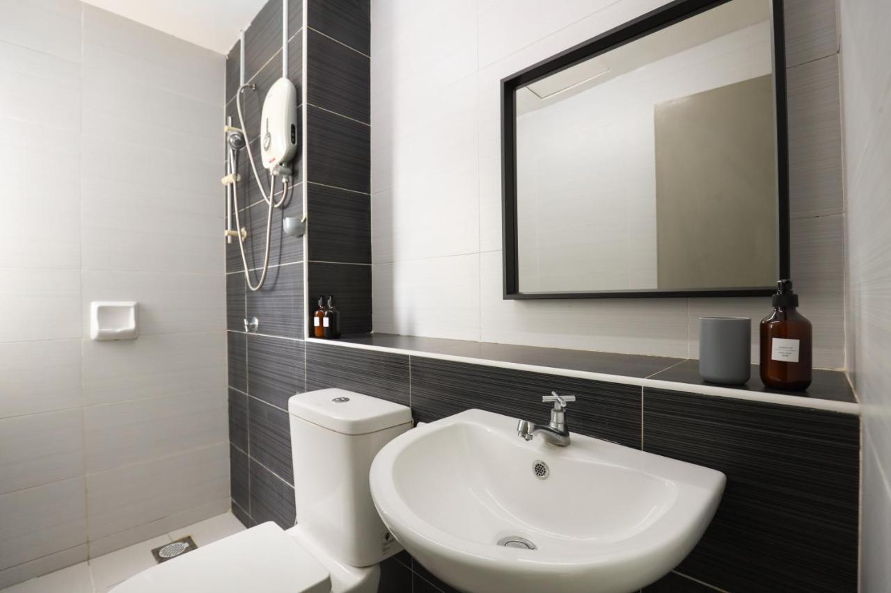 Cozy 3-Bedroom Condo With Pool - Seri Kembangan Zewnętrze zdjęcie