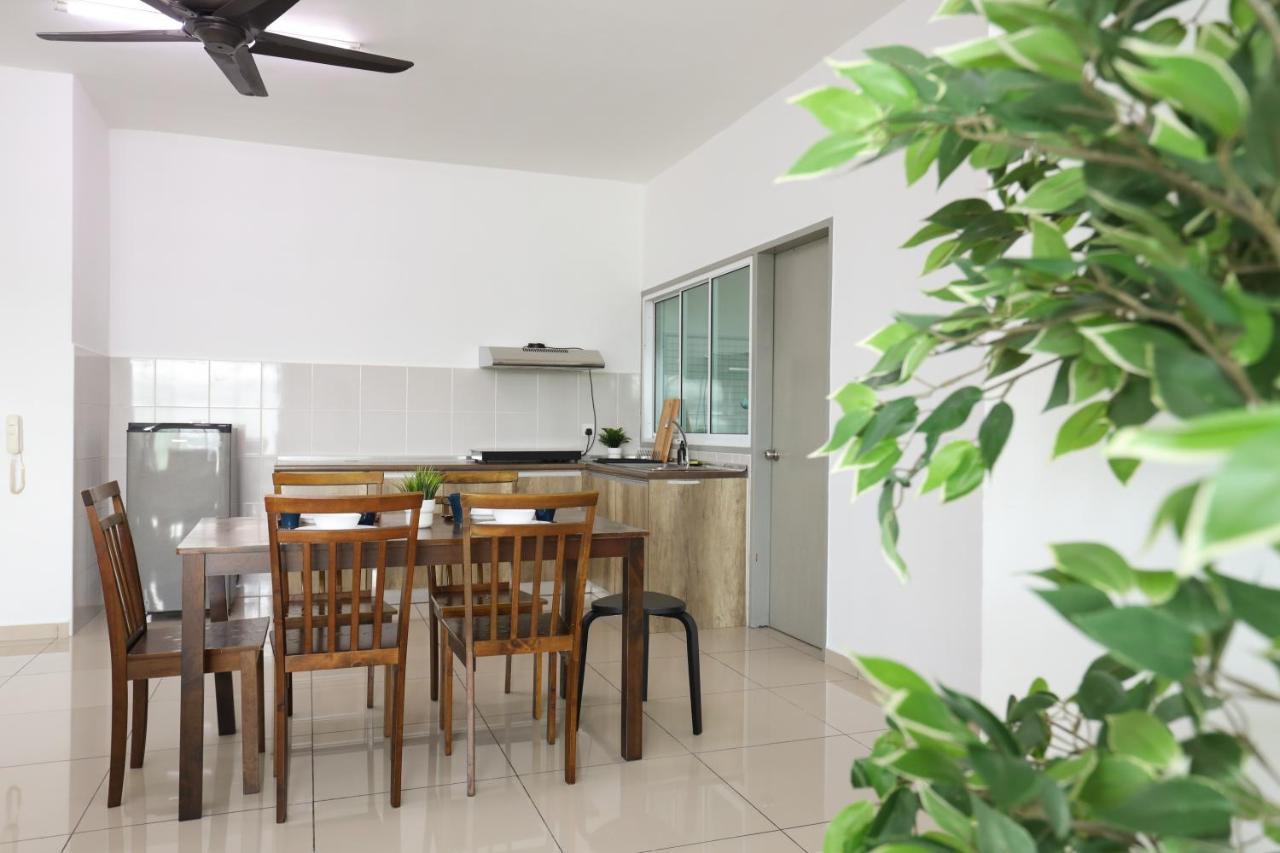 Cozy 3-Bedroom Condo With Pool - Seri Kembangan Zewnętrze zdjęcie