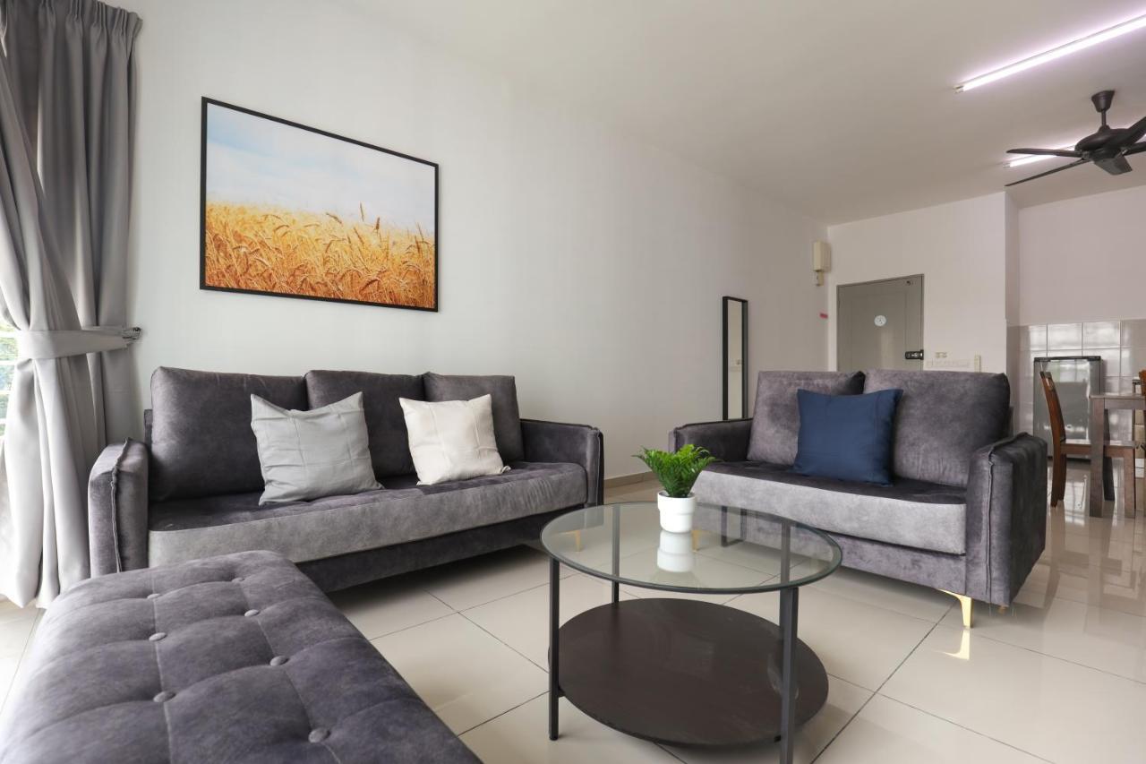 Cozy 3-Bedroom Condo With Pool - Seri Kembangan Zewnętrze zdjęcie