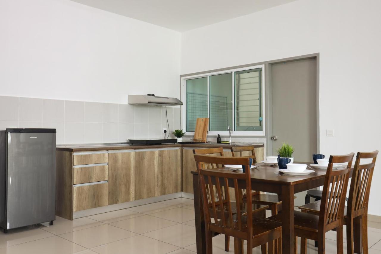 Cozy 3-Bedroom Condo With Pool - Seri Kembangan Zewnętrze zdjęcie