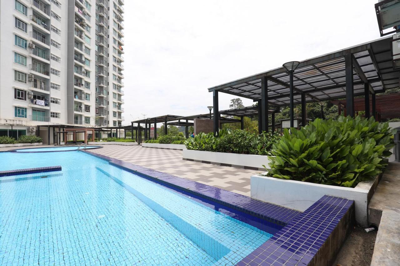 Cozy 3-Bedroom Condo With Pool - Seri Kembangan Zewnętrze zdjęcie