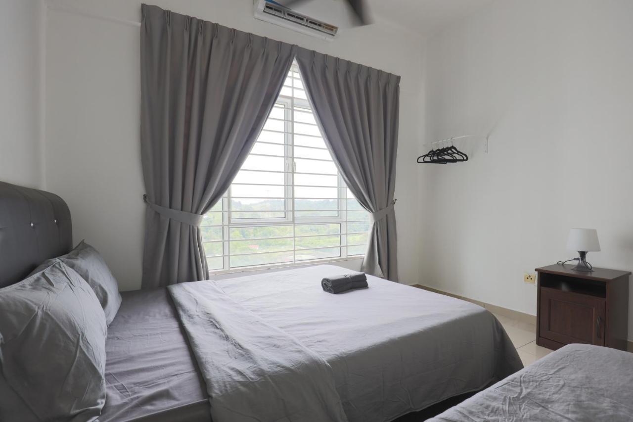 Cozy 3-Bedroom Condo With Pool - Seri Kembangan Zewnętrze zdjęcie