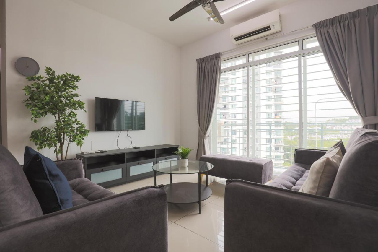 Cozy 3-Bedroom Condo With Pool - Seri Kembangan Zewnętrze zdjęcie
