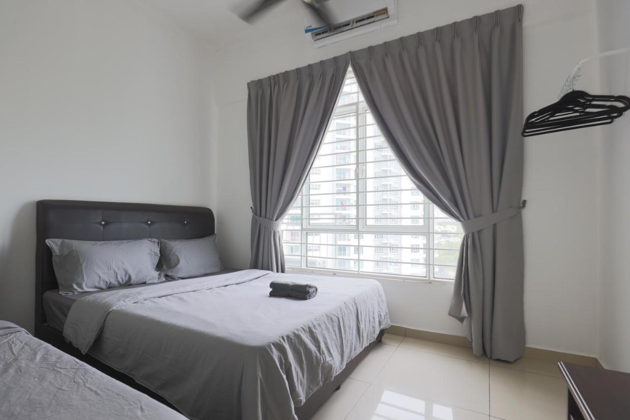 Cozy 3-Bedroom Condo With Pool - Seri Kembangan Zewnętrze zdjęcie